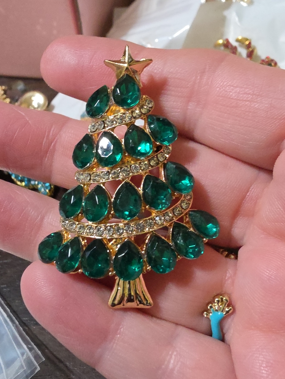 A133- Gold-Tone Emerald Green Crystal Christmas Tree Brooch
